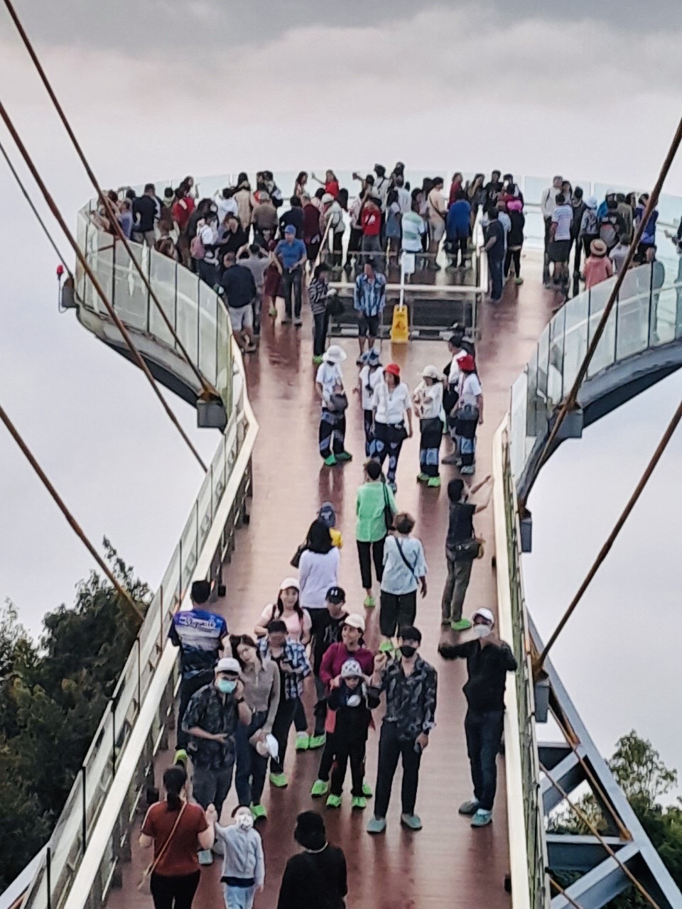 ที่เที่ยวเบตง “สกายวอล์กอัยเยอร์เวง” นทท.แห่ดับร้อนสัมผัส 23 องศาฯ