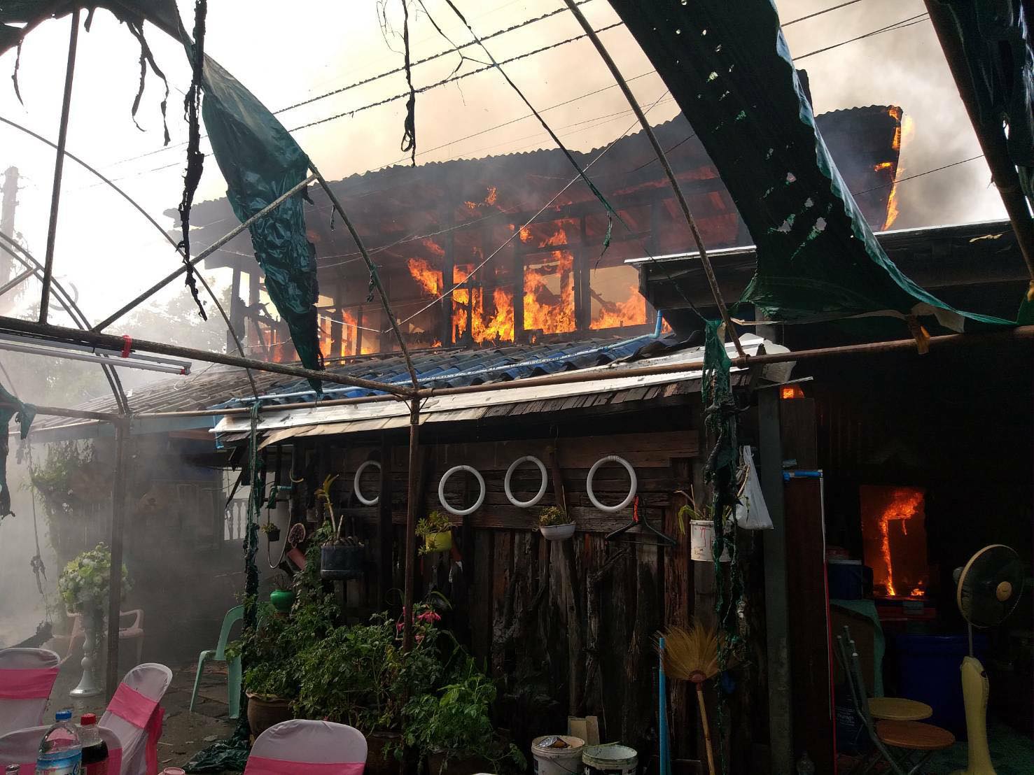 เจ้าสาวเป็นลม! ไฟไหม้บ้านวันแต่งงาน จัดพิธีวิวาห์ทั้งน้ำตา เจ้าสาวเป็นลม! ไฟไหม้บ้านวันแต่งงาน จัดพิธีวิวาห์ทั้งน้ำตา