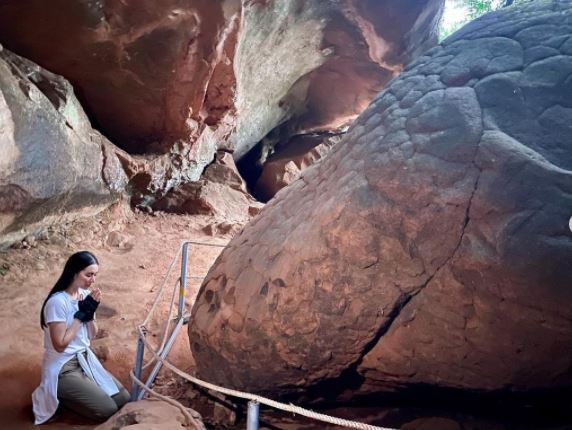 เบลล่า ราณี จับมือคุณแม่ปราณีขึ้นถ้ำนาคา ไหว้ขอพรพ่อปู่อือลือ