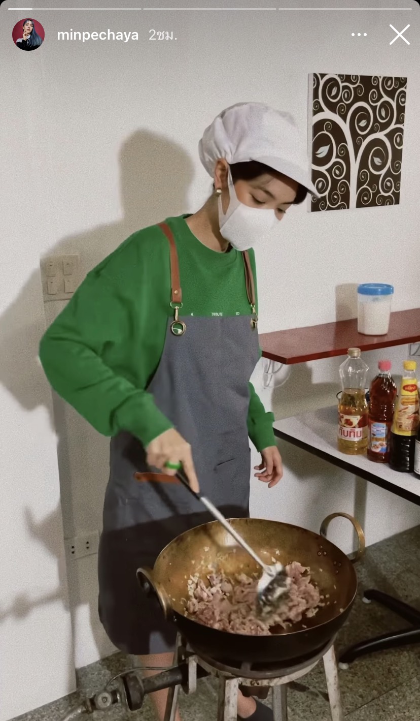 ลงมือเองทุกขั้นตอน มิน พีชญา ปรุงอาหารแจกผู้เดือดร้อนจากโควิด-19 ลงมือเองทุกขั้นตอน มิน พีชญา ปรุงอาหารแจกผู้เดือดร้อนจากโควิด-19