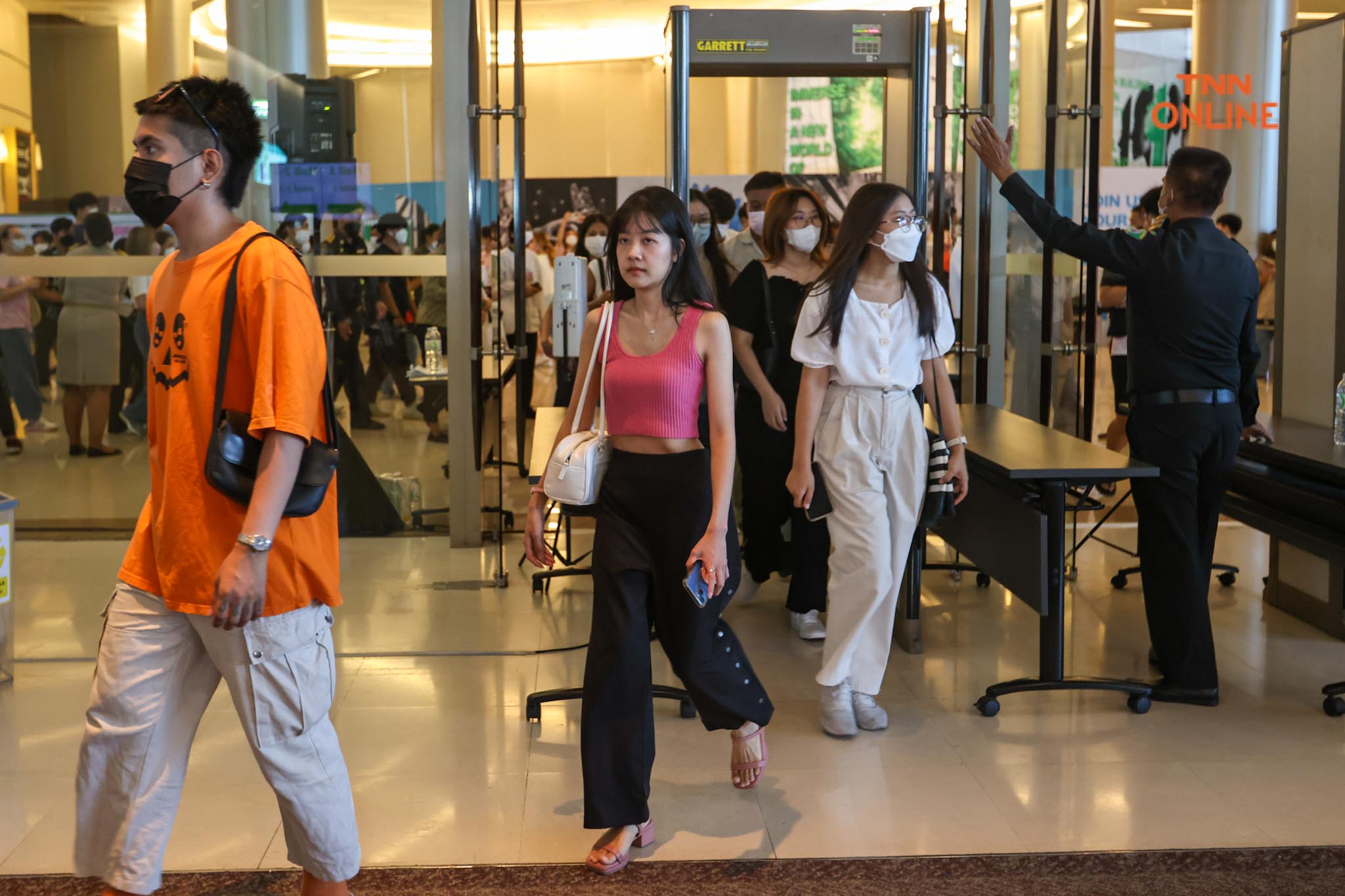 “วัยรุ่น” แห่ใช้สิทธิเลือกตั้งล่วงหน้าคึกคักแน่นพารากอนฮอลล์