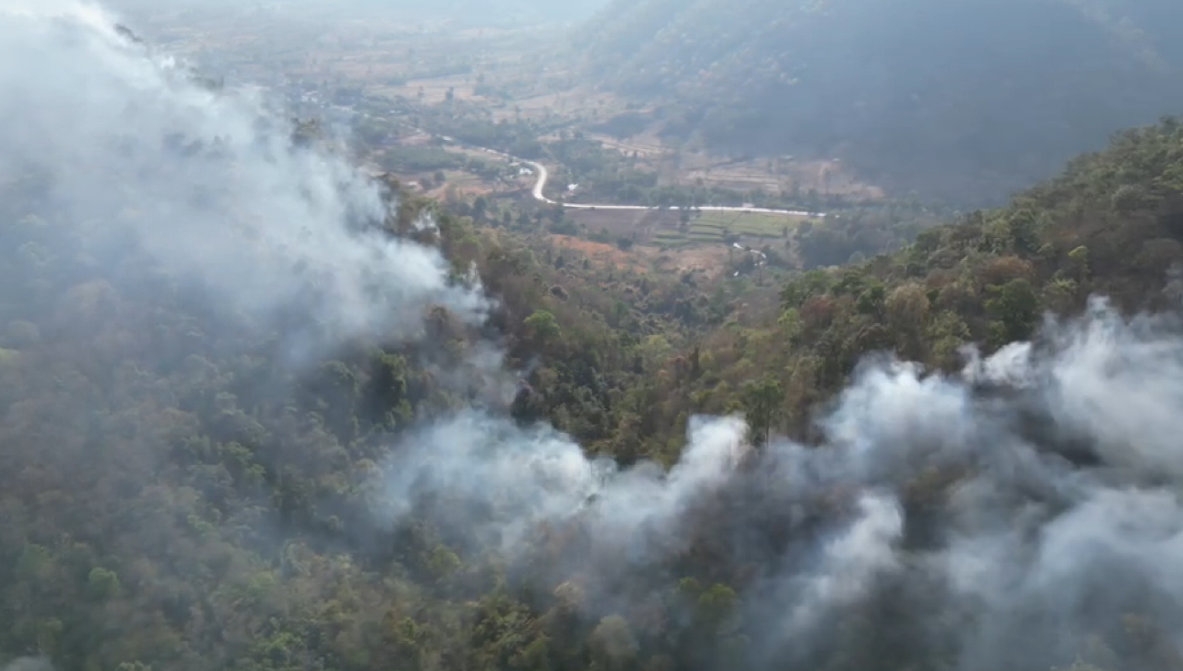 ไฟป่าพิษณุโลก ไหม้ยกภูเขาในอ.บ่อโพธิ์ จนท.เร่งดับ ไฟป่าพิษณุโลก ไหม้ยกภูเขาในอ.บ่อโพธิ์ จนท.เร่งดับ