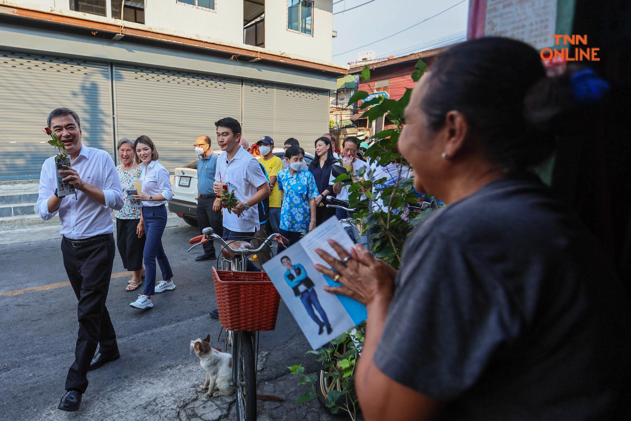 “อภิสิทธิ์-มาดามเดียร์” อ้อนชาวบ้านบางคอแหลมขอโอกาสรับใช้ ปชช. “อภิสิทธิ์-มาดามเดียร์” อ้อนชาวบ้านบางคอแหลมขอโอกาสรับใช้ ปชช.