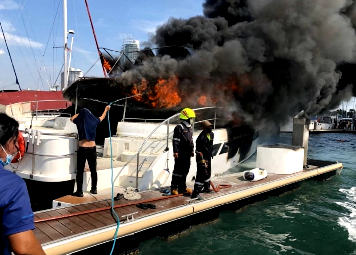 ควันโขมง! ไฟไหม้ เรือยอร์ชหรู คาดเสียหายกว่า 18 ล้าน