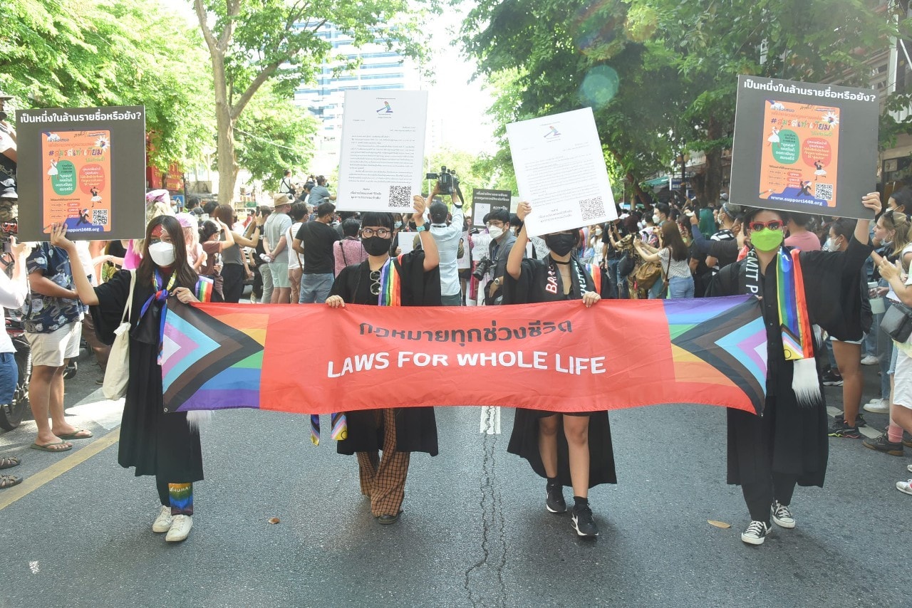 Pride Month ชัชชาติ ร่วมขบวนไพรด์พาเหรด พร้อมหนุนร่าง พ.ร.บ.สมรสเท่าเทียม