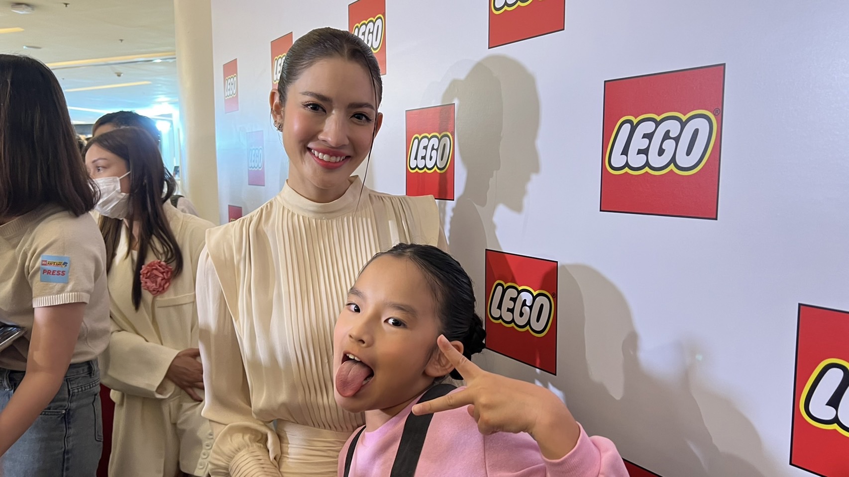 น้องปีใหม่ เปิดไฟเขียวให้ แม่แอฟ มีแฟนได้!  