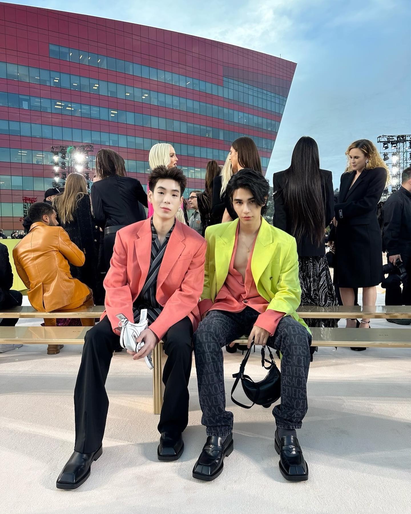 เจเจ - เจฟ ซาเตอร์ ร่วมงานแฟชั่นโชว์ Versace กระทบไหล่เซเลบดัง Anne Hathaway - Paris Hilton