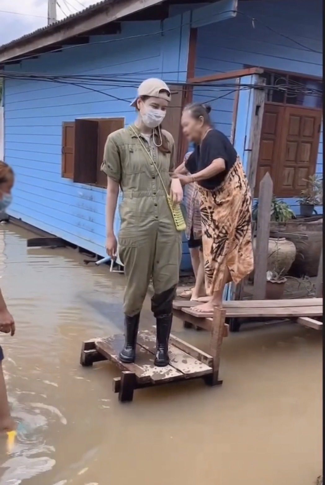 บอย โพสต์คลิปนาทีชีวิต เจี๊ยบ หวิดพลาดตกน้ำป๋อมแป๋ม...