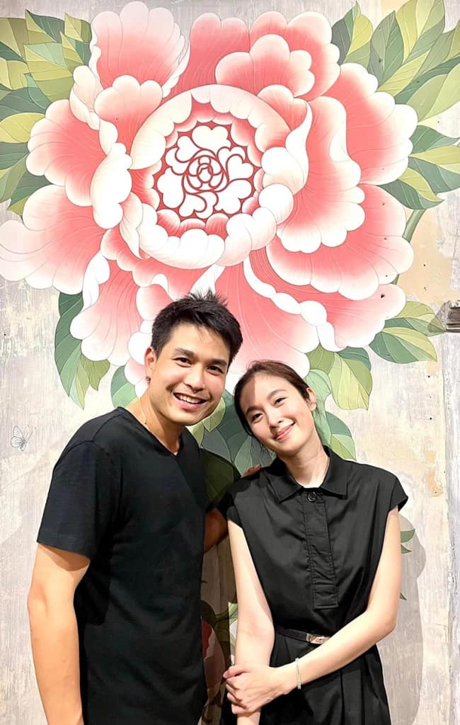 “ปอย ตรีชฎา” หมั้นแฟนหนุ่ม “โอ๊ค บรรลุ” แล้ว ด้วยแหวนสุดรักของอาม่า “ปอย ตรีชฎา” หมั้นแฟนหนุ่ม “โอ๊ค บรรลุ” แล้ว ด้วยแหวนสุดรักของอาม่า