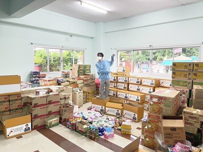 กลัฟ คณาวุฒิ ผุดโครงการ กลัฟแชริตี้ ส่งกล่องปันน้ำใจช่วยผู้เดือดร้อน กลัฟ คณาวุฒิ ผุดโครงการ กลัฟแชริตี้ ส่งกล่องปันน้ำใจช่วยผู้เดือดร้อน