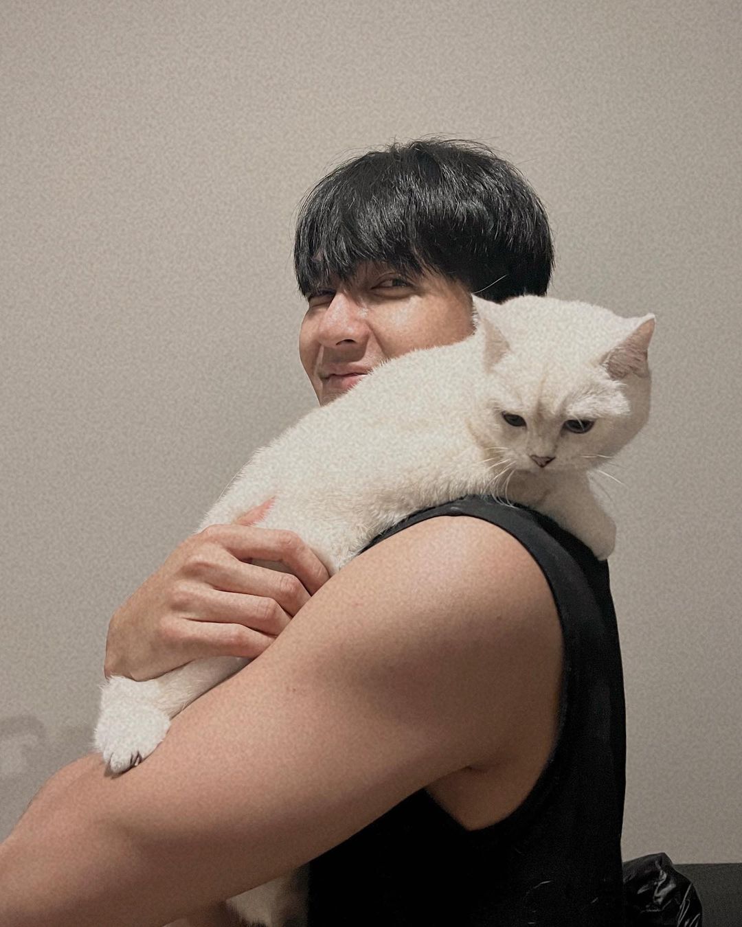 Exclusive “เอิร์ท พิรพัฒน์” แนะนำแมวตัวโปรด (มีคลิป) Exclusive “เอิร์ท พิรพัฒน์” แนะนำแมวตัวโปรด (มีคลิป)