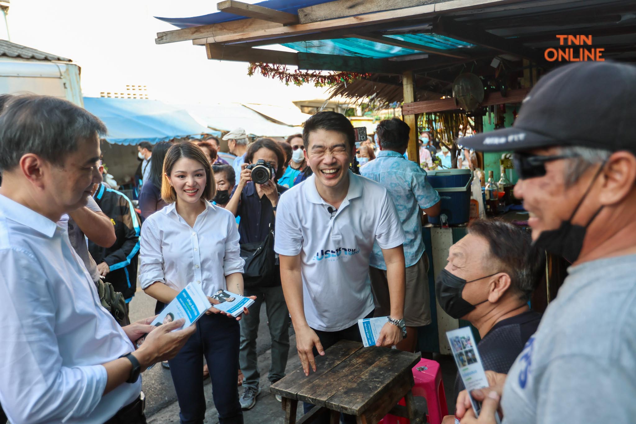 “อภิสิทธิ์-มาดามเดียร์” อ้อนชาวบ้านบางคอแหลมขอโอกาสรับใช้ ปชช. “อภิสิทธิ์-มาดามเดียร์” อ้อนชาวบ้านบางคอแหลมขอโอกาสรับใช้ ปชช.