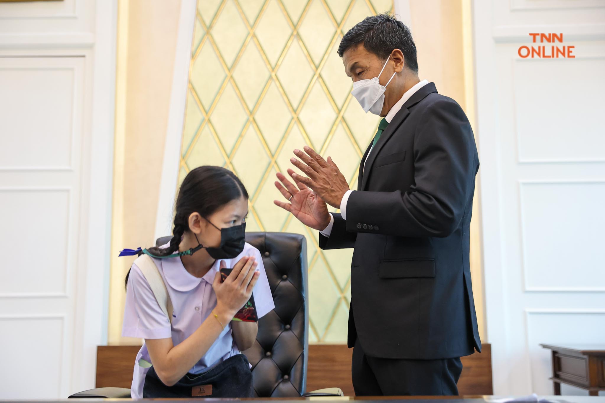 ชัชชาติเปิดห้องทำงาน ให้เด็กชมพร้อมนั่งถ่ายรูปช่วงวันเด็กแห่งชาติ ชัชชาติเปิดห้องทำงาน ให้เด็กชมพร้อมนั่งถ่ายรูปช่วงวันเด็กแห่งชาติ