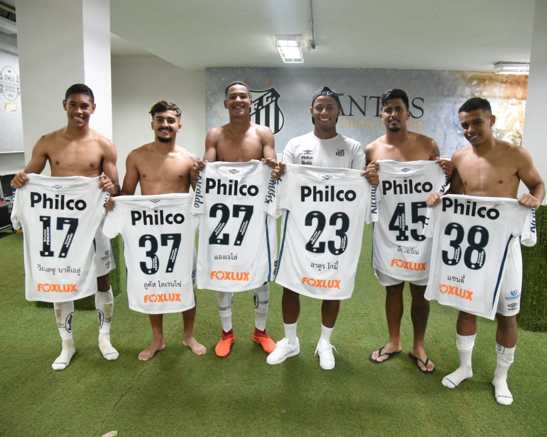 ฮือฮาทั้งบราซิล! แข้ง 'ซานโตส' สวมเสื้อสกรีนชื่อไทยลงเล่นเกมลีก