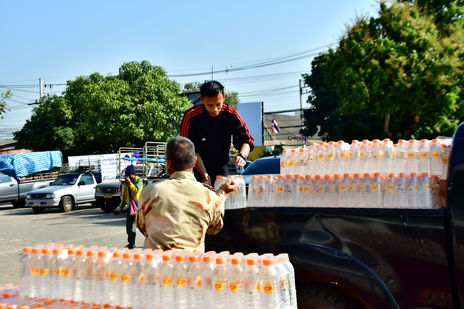 เครือซีพี มอบน้ำดื่มสนับสนุนภารกิจเจ้าหน้าที่ในการแก้ไขปัญหาหมอกควันไฟป่า อ.แม่แจ่ม จ.เชียงใหม่