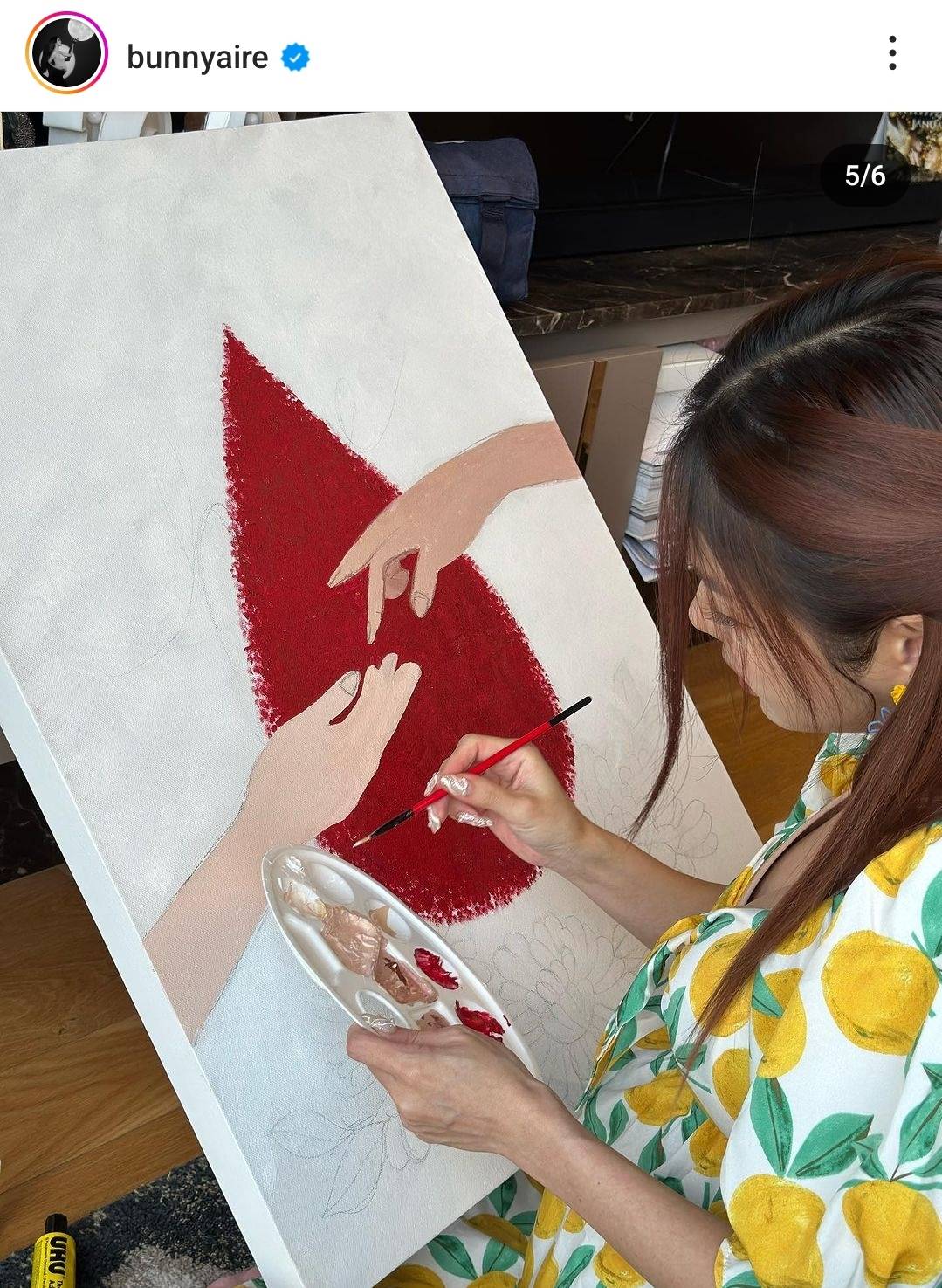 แอร์ ภัณฑิลา อุ้มท้องลูกน้อยวาดรูปร่วมทำบุญในมูลนิธิมะเร็ง