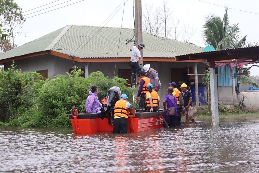 พายุโนรูถล่มอุบลฯ กลาโหม สั่งทุกเหล่าทัพระดมกำลังพลช่วยผู้ประสบภัย พายุโนรูถล่มอุบลฯ กลาโหม สั่งทุกเหล่าทัพระดมกำลังพลช่วยผู้ประสบภัย