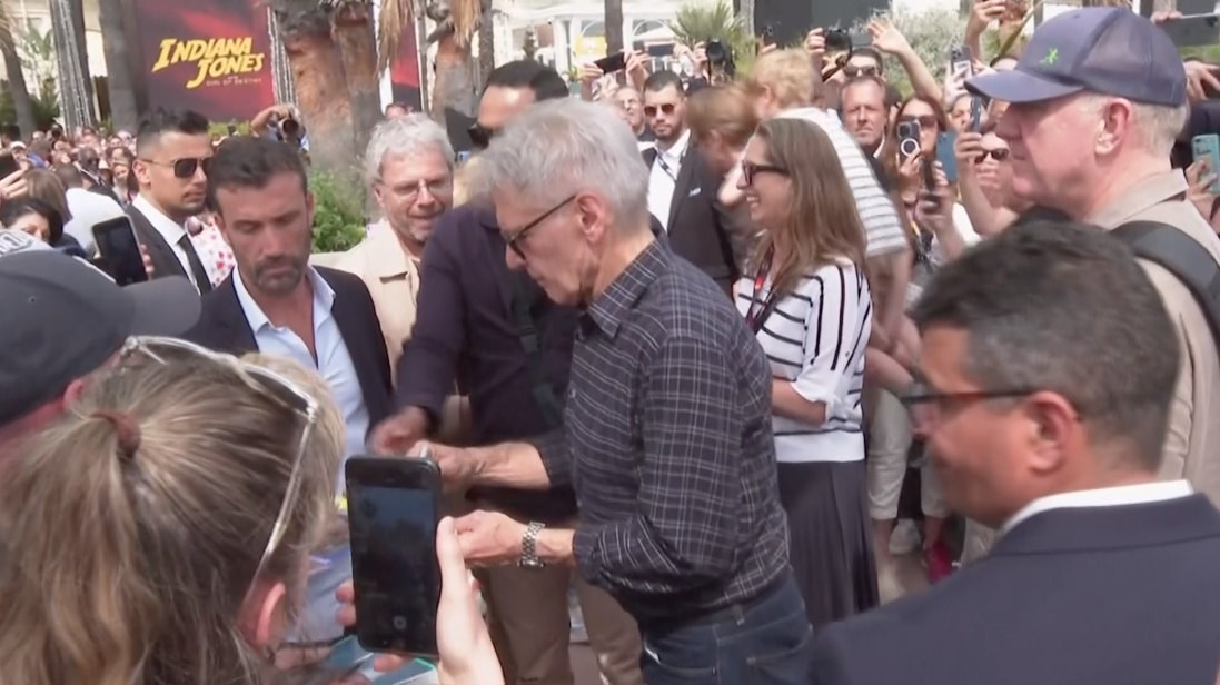 แฟนๆ รุมล้อม!! 'แฮร์ริสัน ฟอร์ด' วัย 80 ปี พา Indiana Jones ภาคจบ เปิดตัวที่คานส์