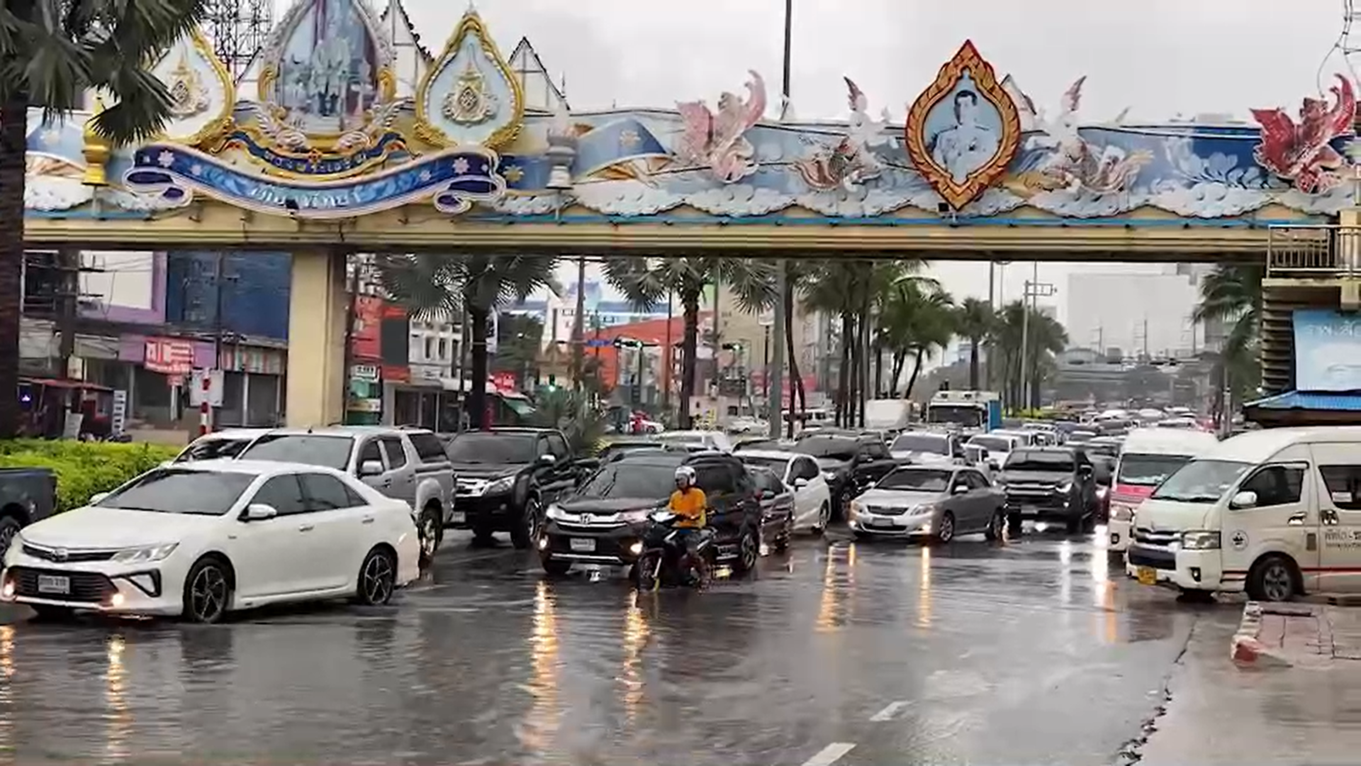 พัทยา ยังอ่วม! ฝนกระหน่ำกลางเมือง ถนนหลายสายถูกตัดขาด พัทยา ยังอ่วม! ฝนกระหน่ำกลางเมือง ถนนหลายสายถูกตัดขาด