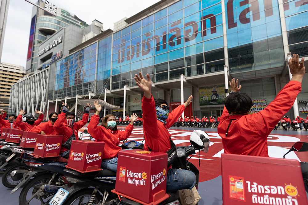 CPF ยกทัพไรเดอร์ ลุยแจกฟรี! 'ไส้กรอก ซีพี' กินดีทุกเช้า ย่านธุรกิจกลางกรุง