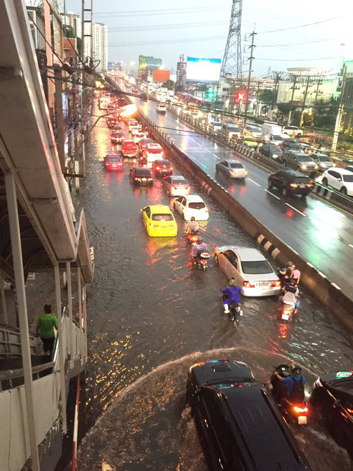 ฝนถล่มกรุง ทำน้ำท่วมขังถนนหลายพื้นที่ จราจรบางจุดติดขัด ฝนถล่มกรุง ทำน้ำท่วมขังถนนหลายพื้นที่ จราจรบางจุดติดขัด