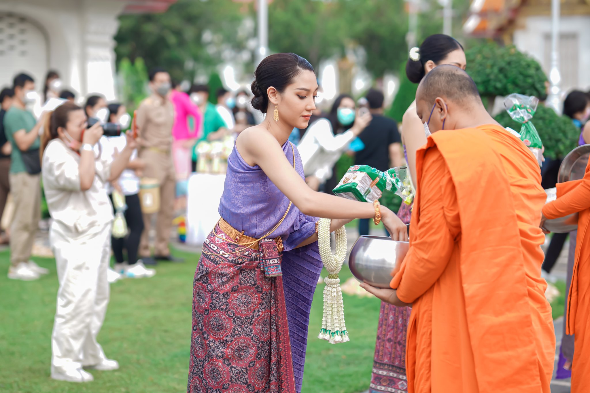 สวยสง่าในชุดไทย 30 สาวงาม MUT 2022 ร่วมทำบุญเพื่อความเป็นสิริมงคล