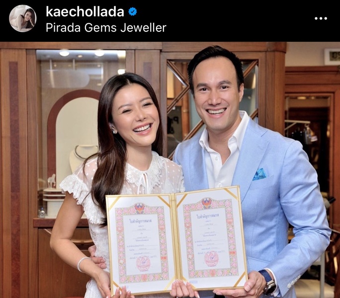 เก๋ ชลลดา ควงสามี จดทะเบียนสมรสในวันครบรอบ 12 ปี ที่รักกัน!! เก๋ ชลลดา ควงสามี จดทะเบียนสมรสในวันครบรอบ 12 ปี ที่รักกัน!!