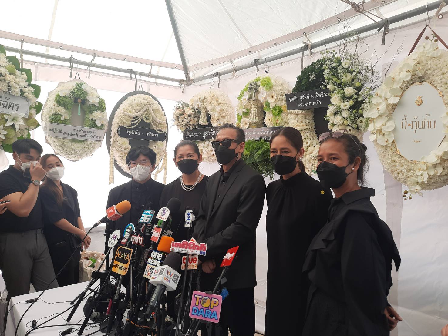 อ๊อฟ พงษ์พัฒน์ และคนในวงการเผยความรู้สึกหลังเข้าร่วมงานพิธีรดน้ำศพ หม่อมหลวงพันธุ์เทวนพ เทวกุล 