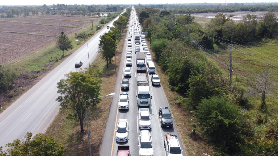 ถนนมิตรภาพ รถแน่น! สัญจรเต็ม 3 ช่องทาง คาดเดินทางสู่อีสานต่อเนื่อง