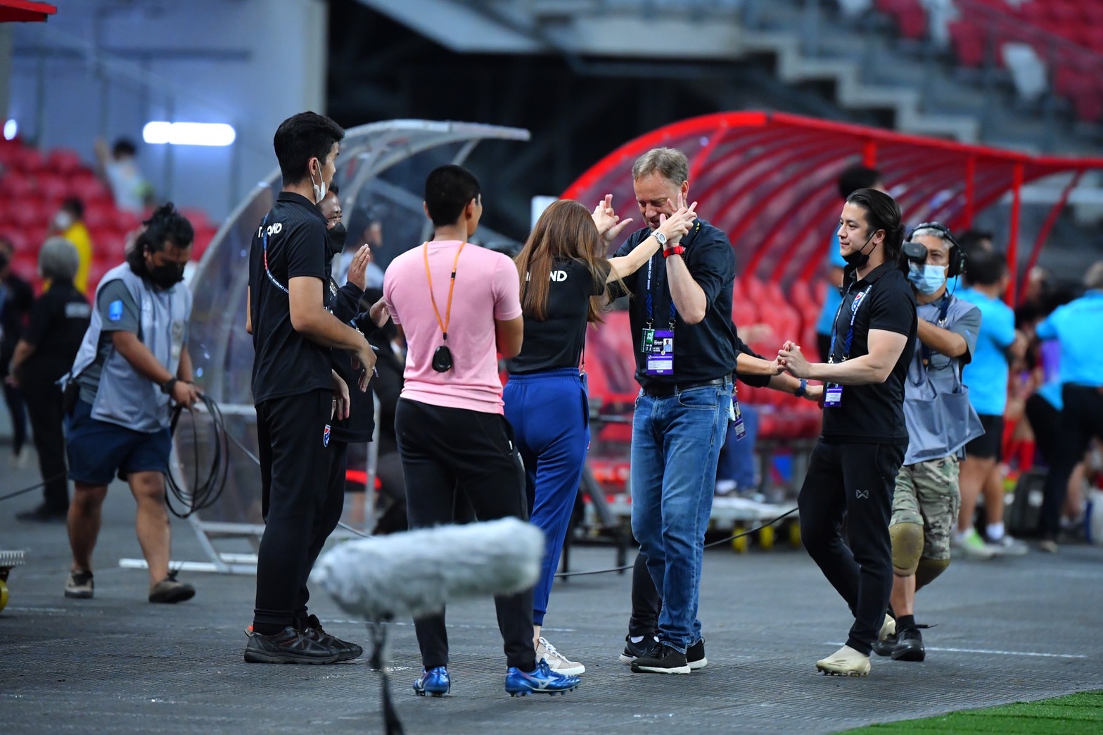 รวมภาพ 'มาดามแป้ง' กับทบาท 'ผจก.ทีมชาติไทย' นัดเอาชนะเวียดนาม 2-0