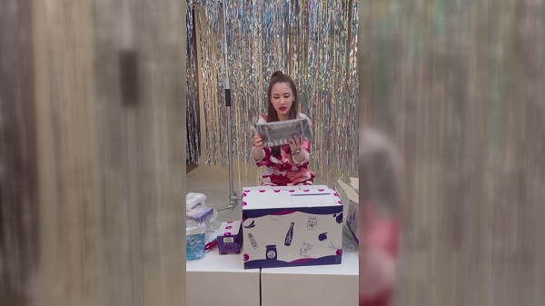 คุ้มเกิน “จั๊กจั่น” รีวิวกล่องสุ่ม “พิมรี่พาย” จนเกิดดราม่า  (มีคลิป)