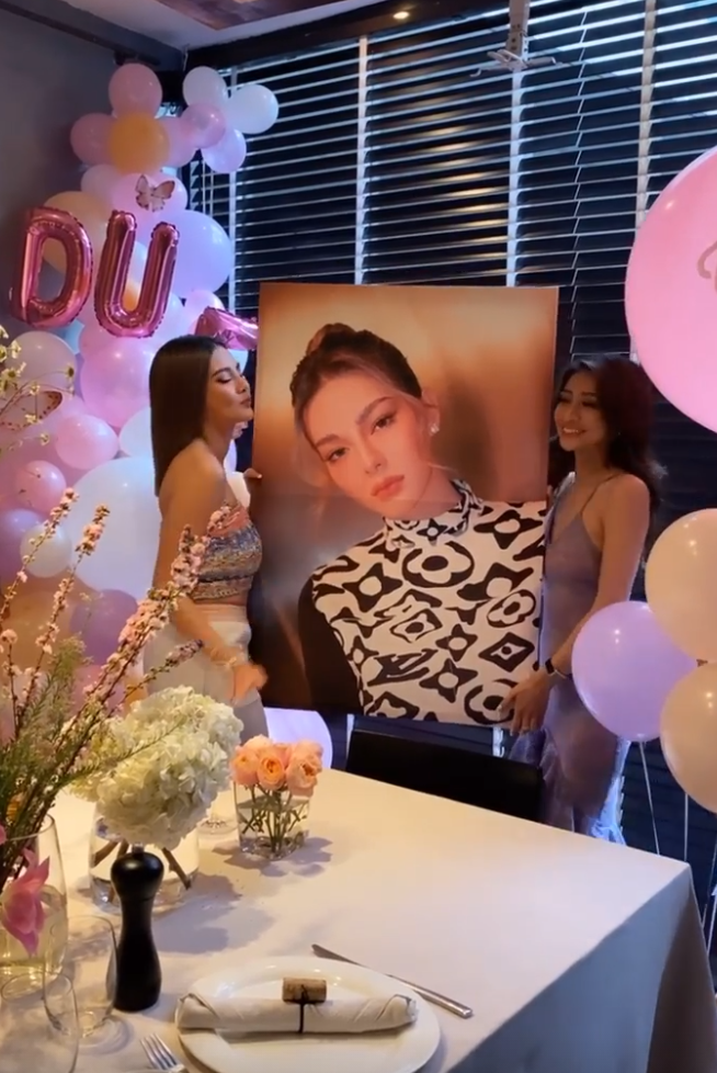 'ดิว อริสรา' เผยช็อตหวาน แฟนไฮโซเอาใจสุดๆอุ้มขึ้นรถดูแลอย่างดีดี 'ดิว อริสรา' เผยช็อตหวาน แฟนไฮโซเอาใจสุดๆอุ้มขึ้นรถดูแลอย่างดีดี