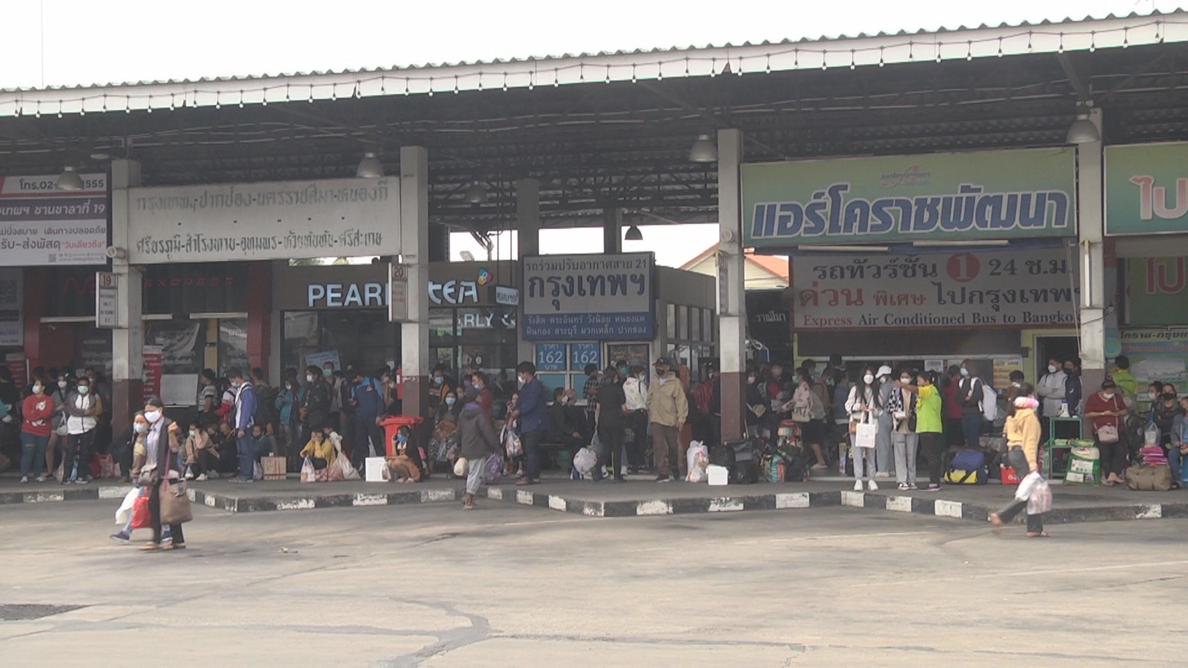 บขส.โคราช แน่น! ประชาชนเร่งเดินทางกลับหลังหยุดยาวปีใหม่