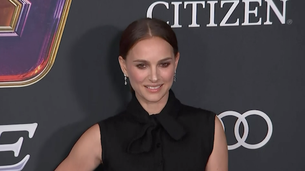 พักกองทันที!! คนร้ายติดอาวุธขู่ยิงคนในกองถ่ายซีรีส์ใหม่ ‘นาตาลี พอร์ตแมน’ พักกองทันที!! คนร้ายติดอาวุธขู่ยิงคนในกองถ่ายซีรีส์ใหม่ ‘นาตาลี พอร์ตแมน’