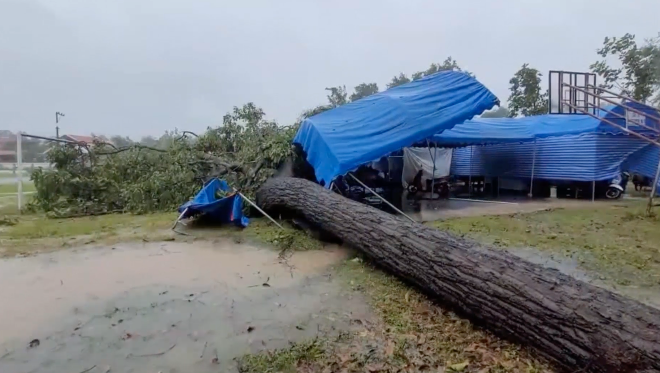 ‘พายุโนรู’เข้าไทย เปิดภาพเมืองอุบลราชธานีอ่วม!ต้นไม้ล้ม-น้ำท่วมรอระบาย ‘พายุโนรู’เข้าไทย เปิดภาพเมืองอุบลราชธานีอ่วม!ต้นไม้ล้ม-น้ำท่วมรอระบาย