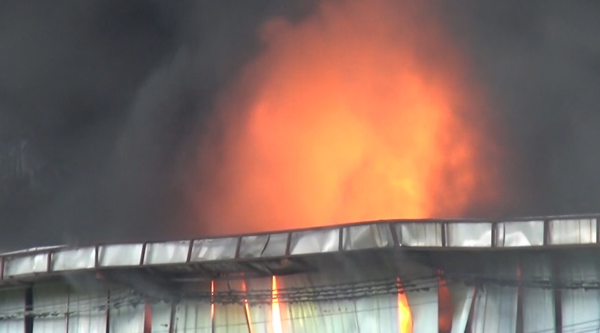 ระทึก! ไฟไหม้โรงงานโฟม-พลาสติก ควันโขมงพวยพุ่งเต็มท้องฟ้า