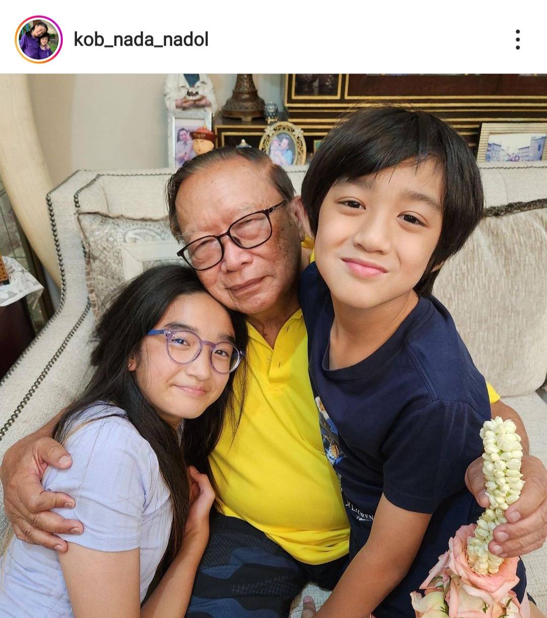 สุดอบอุ่น กบ สุวนันท์ และ บรู๊ค ดนุพร พาลูกๆ น้องณดา-น้องณดล กราบคุณพ่อ สุดอบอุ่น กบ สุวนันท์ และ บรู๊ค ดนุพร พาลูกๆ น้องณดา-น้องณดล กราบคุณพ่อ