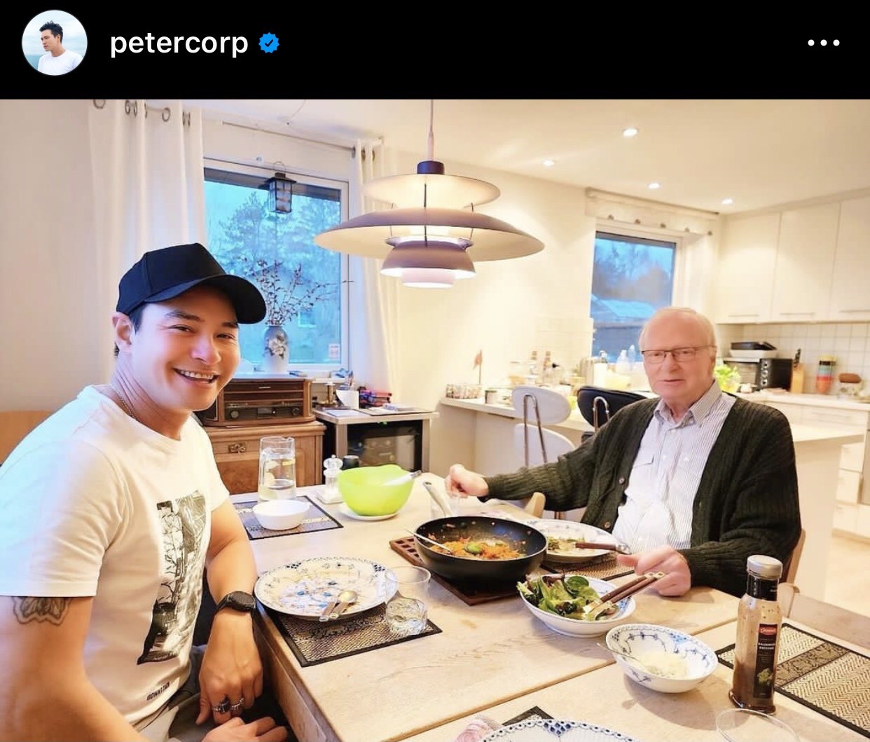 ปีเตอร์ คอร์ป กลับบ้านในรูป 10 ปี พร้อมอวดหลานชายสุดหล่อ