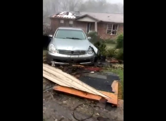 พายุทอร์นาโด 7 ลูก ถล่มสหรัฐฯ ปชช.กว่า 30,000 คนไม่มีไฟฟ้าใช้