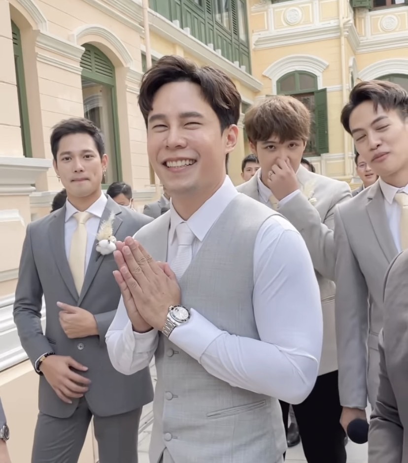 บรรยากาศสุดชื่นมื่น ปุยฝ้าย ควง ตาม เข้าพิธีหมั้น ครอบครัว-เพื่อนแห่ยินดี