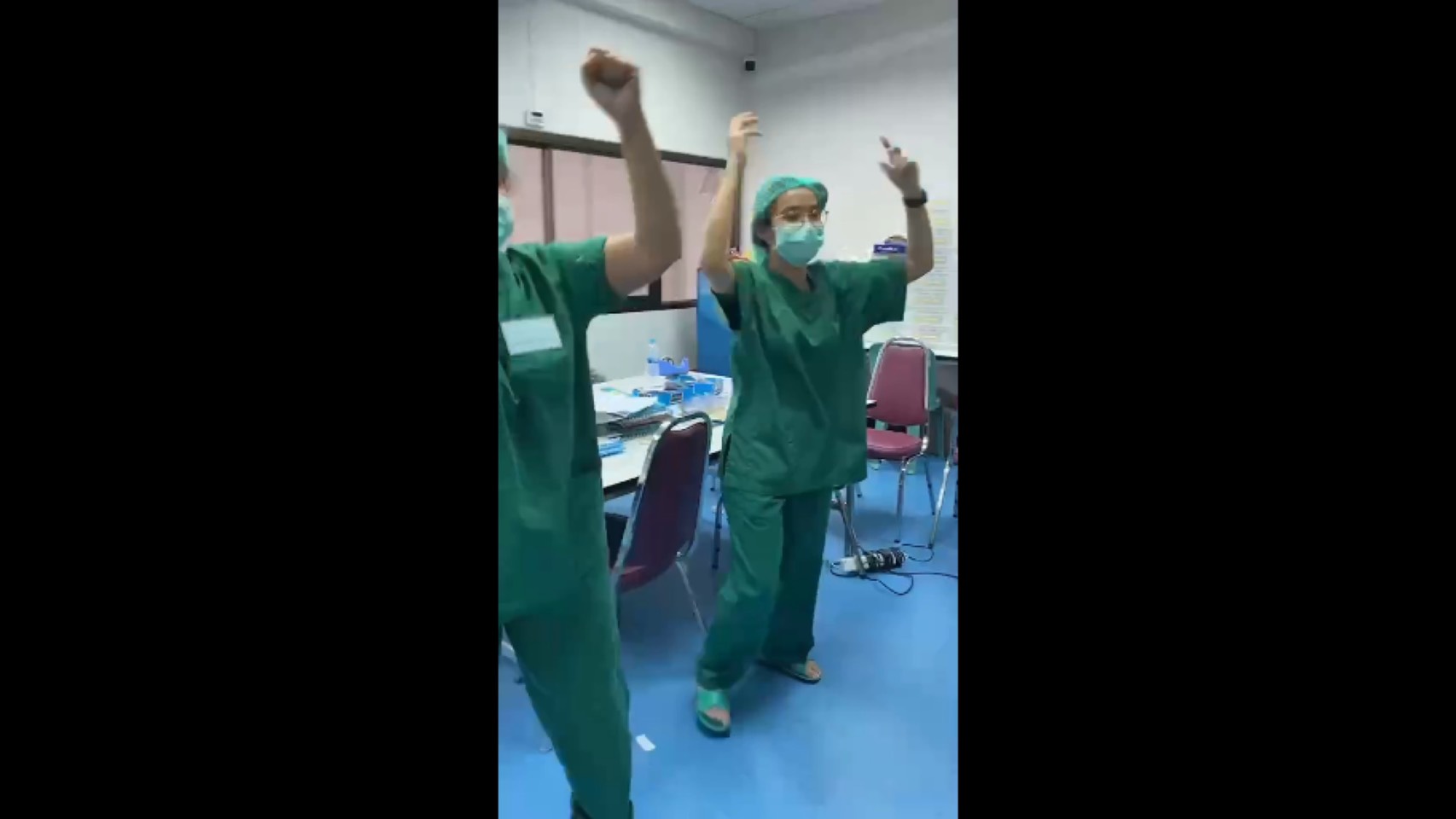 โซเชียลแห่แชร์! หมอ-พยาบาล-คนไข้ เต้นยับสู้โควิด โซเชียลแห่แชร์! หมอ-พยาบาล-คนไข้ เต้นยับสู้โควิด