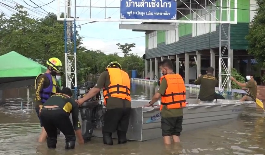 โคราชอ่วม! หมู่บ้านลำเชิงไกร จมกว่า 2 เมตร กระแสน้ำเชี่ยวซัดรถทัวร์คว่ำ โคราชอ่วม! หมู่บ้านลำเชิงไกร จมกว่า 2 เมตร กระแสน้ำเชี่ยวซัดรถทัวร์คว่ำ