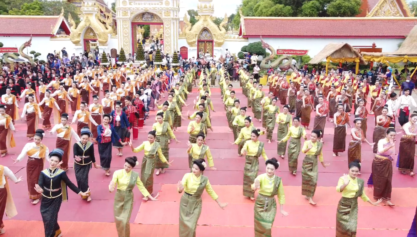 วันออกพรรษา 2565 นทท.ไทย-ลาว ชื่นชม รำบูชาพระธาตุพนมอลังการ 