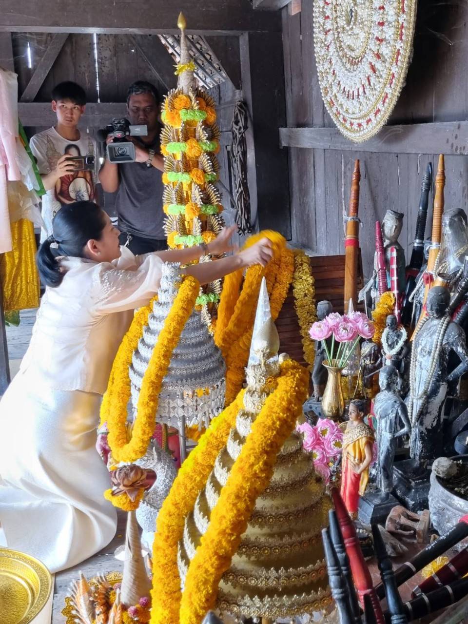 อ๊อฟ พงษ์พัฒน์ - แดง ธัญญา มอบเงินบูรณะประตูชุมพล อ๊อฟ พงษ์พัฒน์ - แดง ธัญญา มอบเงินบูรณะประตูชุมพล