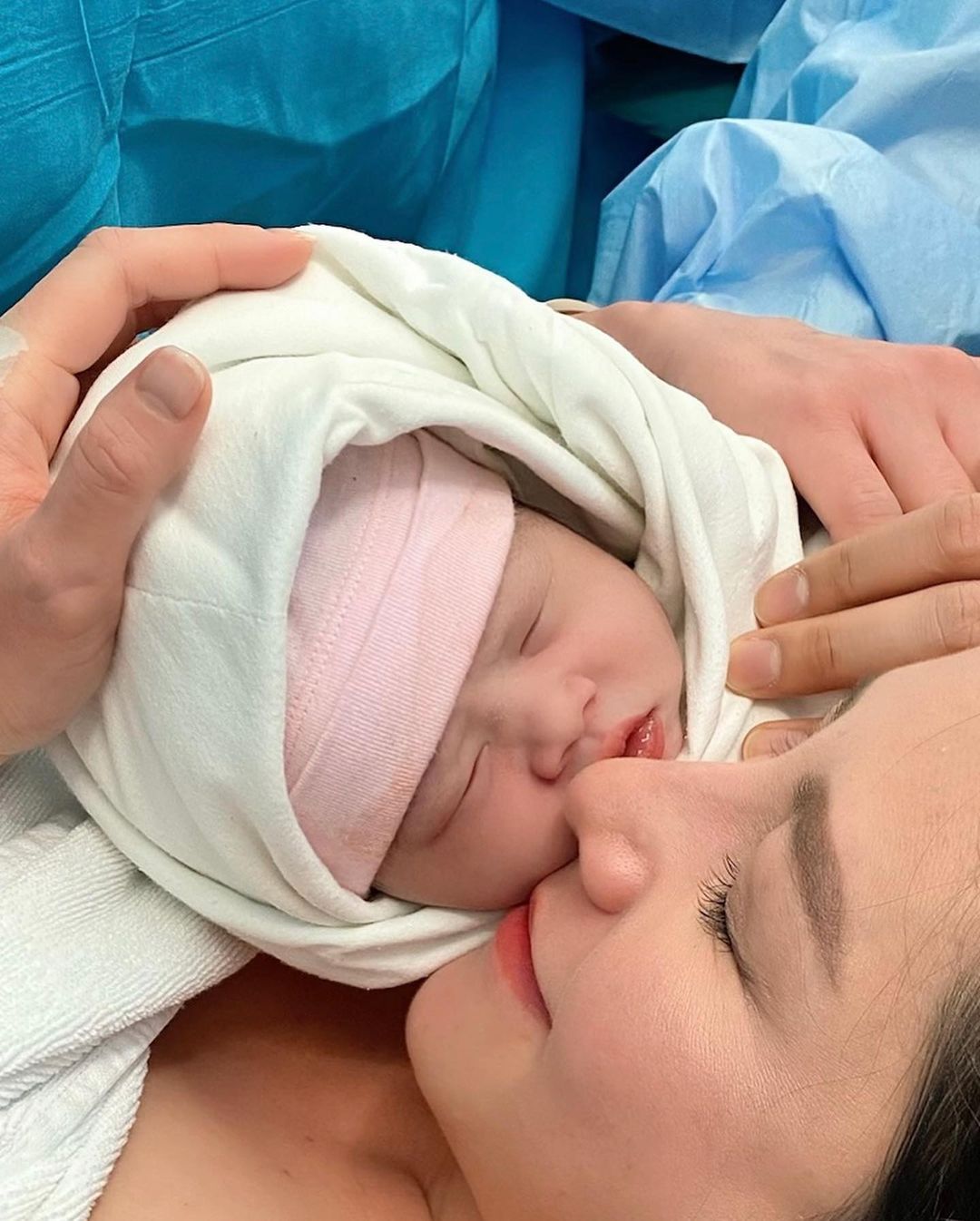 ฟลุค - นาตาลี เผยภาพน่ายินดี ต้อนรับลูกสาว ลืมตาดูโลก ฟลุค - นาตาลี เผยภาพน่ายินดี ต้อนรับลูกสาว ลืมตาดูโลก