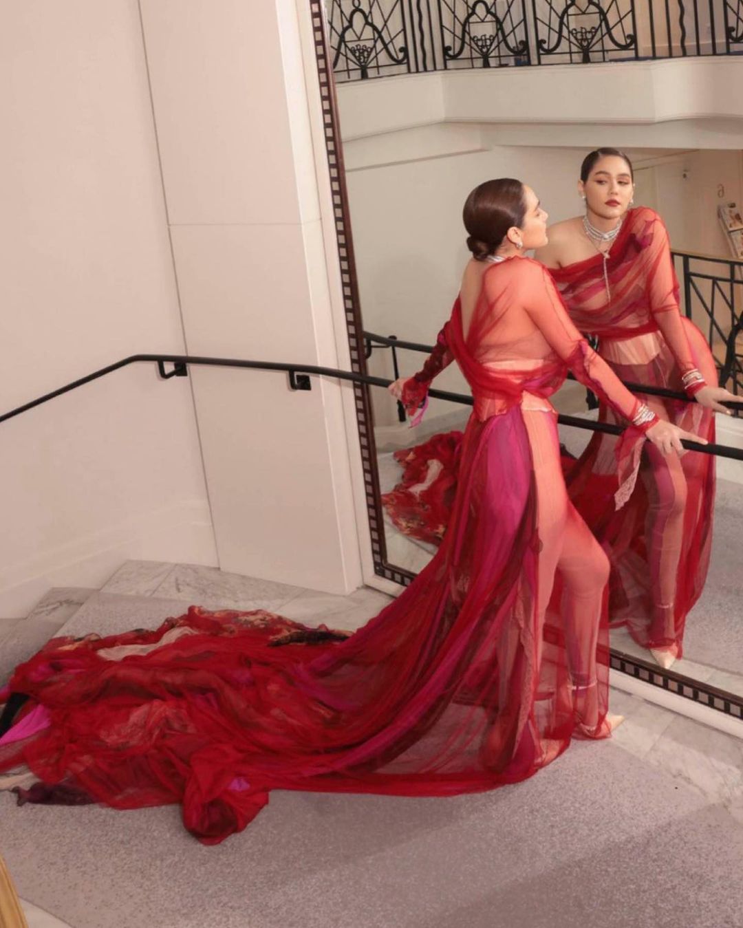 “ชมพู่ อารยา” ดราม่าชุดแดงที่คานส์ (มีคลิป)