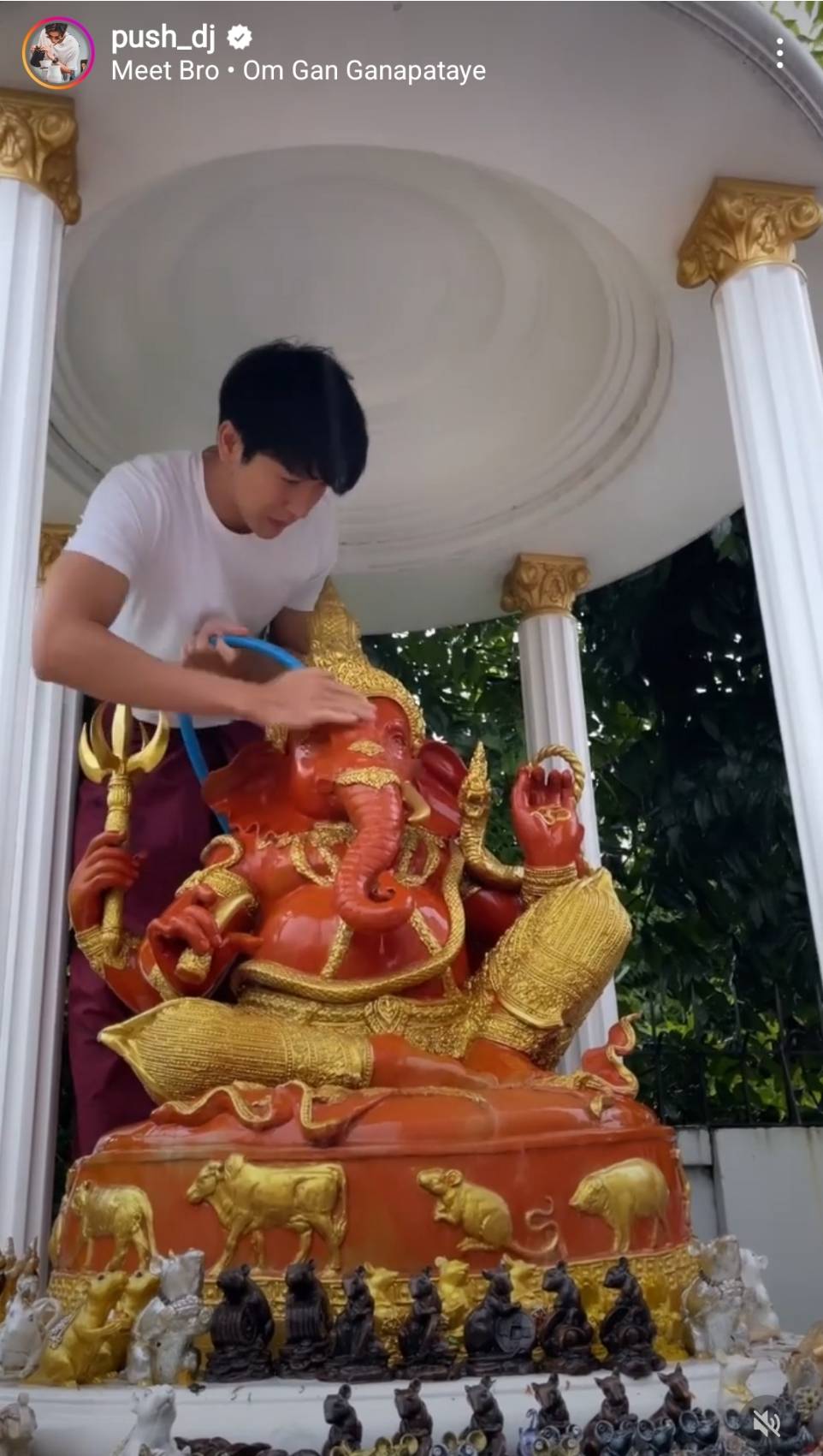 คนบันเทิงสายมู ไหว้ขอพรในวันคเณศจตุรถี คนบันเทิงสายมู ไหว้ขอพรในวันคเณศจตุรถี