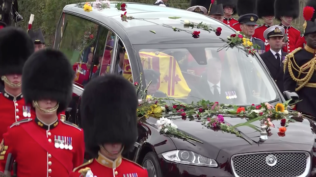 พระบรมศพ ‘ควีนเอลิซาเบธที่ 2’ ฝังเคียงข้าง ‘เจ้าชายฟิลิป’ ณ โบสถ์น้อยเซนต์จอร์จ (มีคลิป)