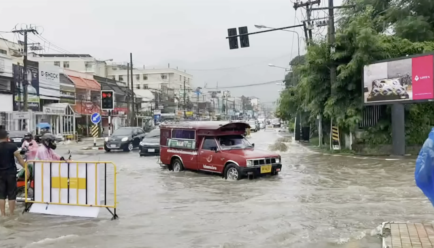 ตัวเมืองเชียงใหม่อ่วมน้ำท่วมถนนหลายจุด หลังฝนถล่มตลอดวัน