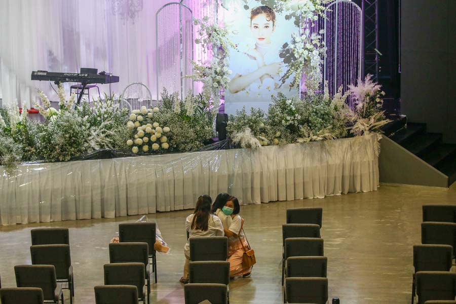 กระติก หอบดอกไม้ร่วมพิธีอาลัย แตงโม นิดา ที่คริสตจักรเสรีภาพกรุงเทพ